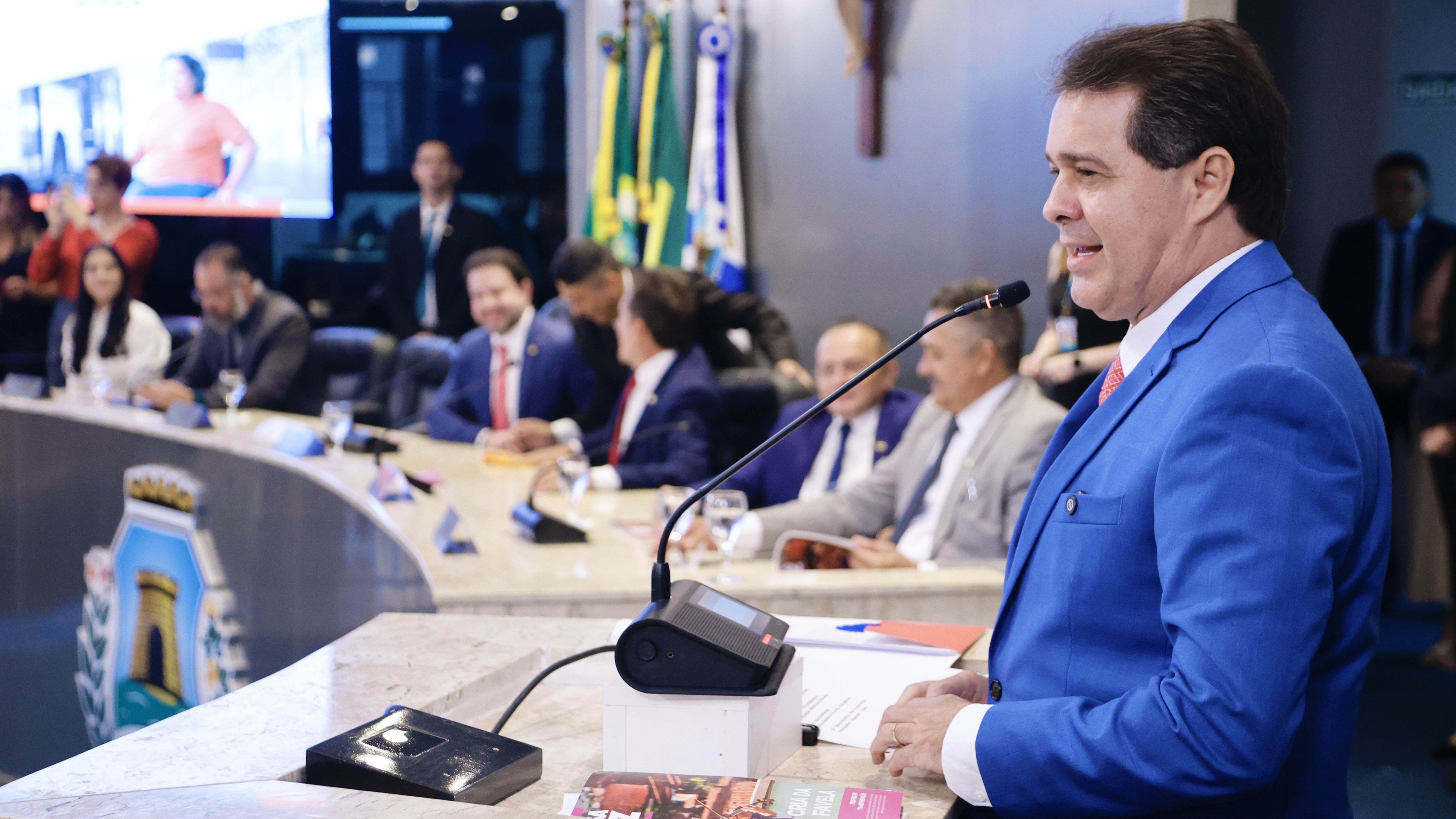 prefeito evandro discursando no plenário da câmara